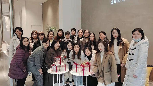 巧手做烘焙，甜蜜好时光——地产集团工会举行妇女节主题烘焙活动